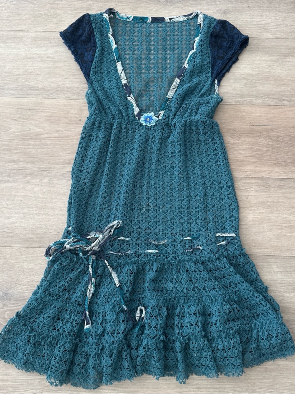 KNIT BLUE EMBROIDERED MINI DRESS